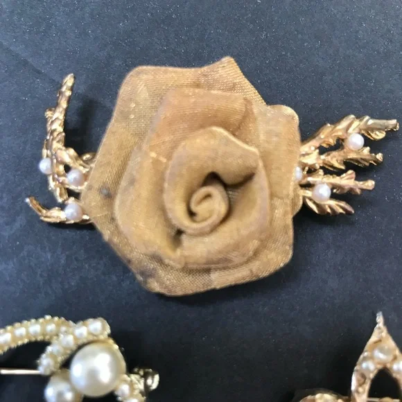 Lot of 3 Vintage Gold Tone Pins Brooch Mesh Rose Pearl Wreath Green Rhinestone - Picture 4 of 10